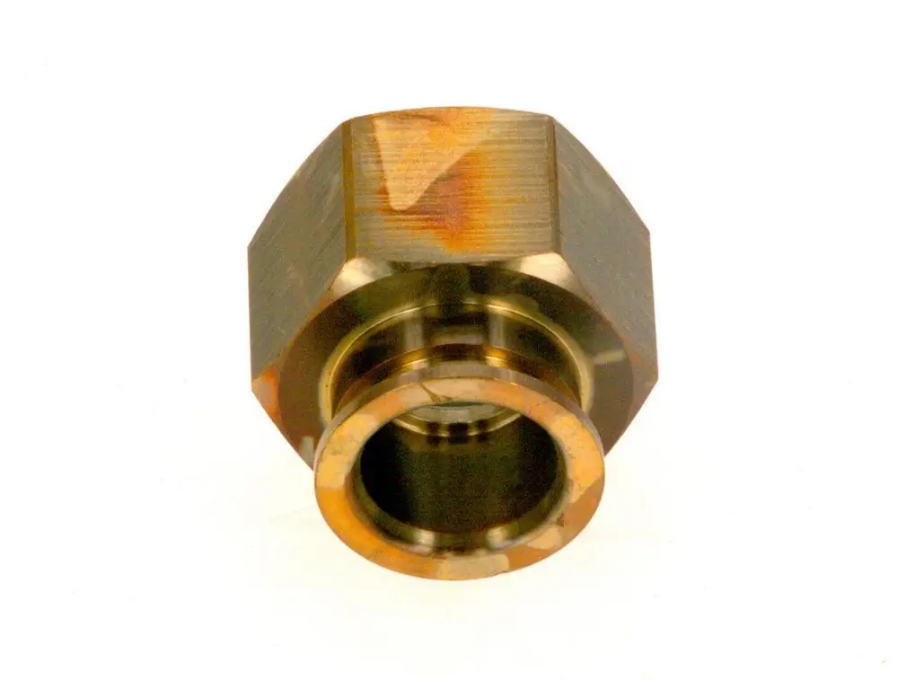 BOSCH Buchse in Metalloptik mit sechseckigem Kopf und innerem Gewinde. Sie dient zur Verbindung von Rohren oder Schläuchen in verschiedenen Anwendungen.